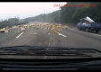 Разрушительные последствия взрыва шин грузовика на тайваньской шоссе